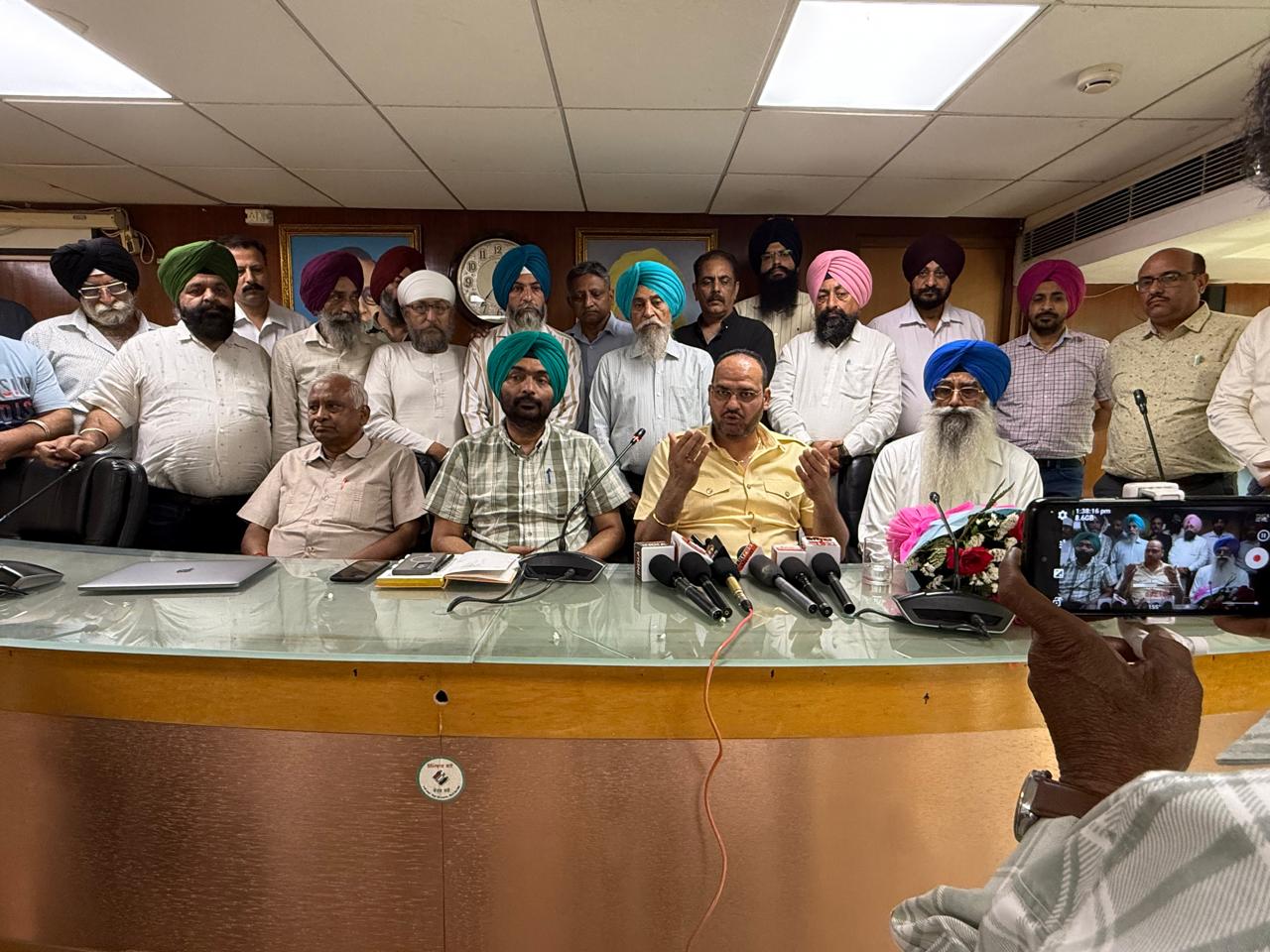 Meeting of District Vyapar Mandal Commission, Industry Association held under the leadership of Member Punjab Vyapari Aayog Vineet Verma.